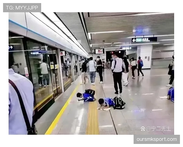 杨威家的冰箱里塞满蛋白粉，娃放学回家先练倒立再写作业